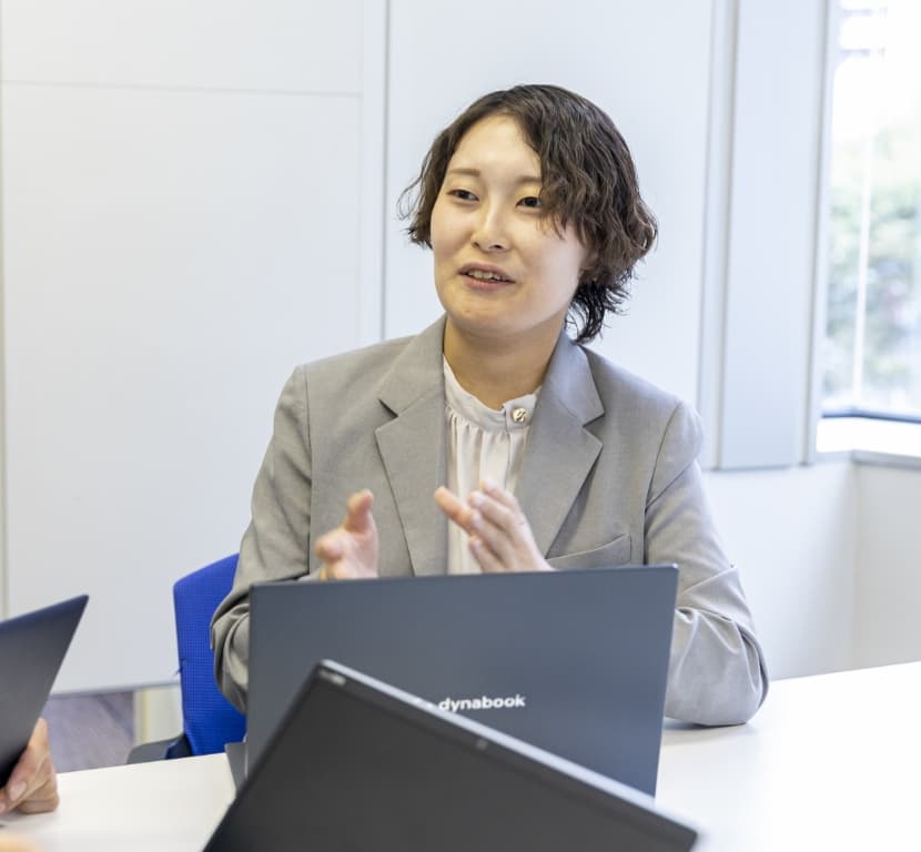 仲間に語りかける社員