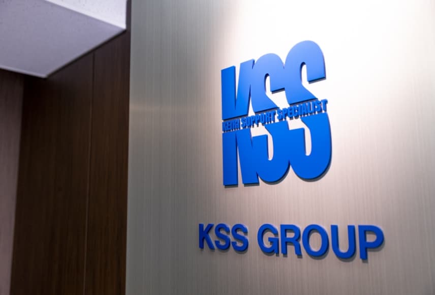 経理サポートスタッフの本社に掲げられたロゴのイメージ