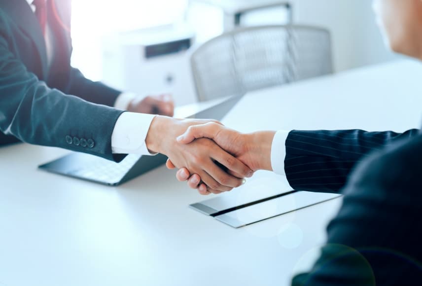 ビジネスシーンで握手を交わす2人の手