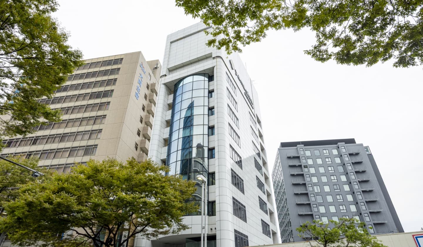 経理サポートスタッフの本社が入るビルの外観