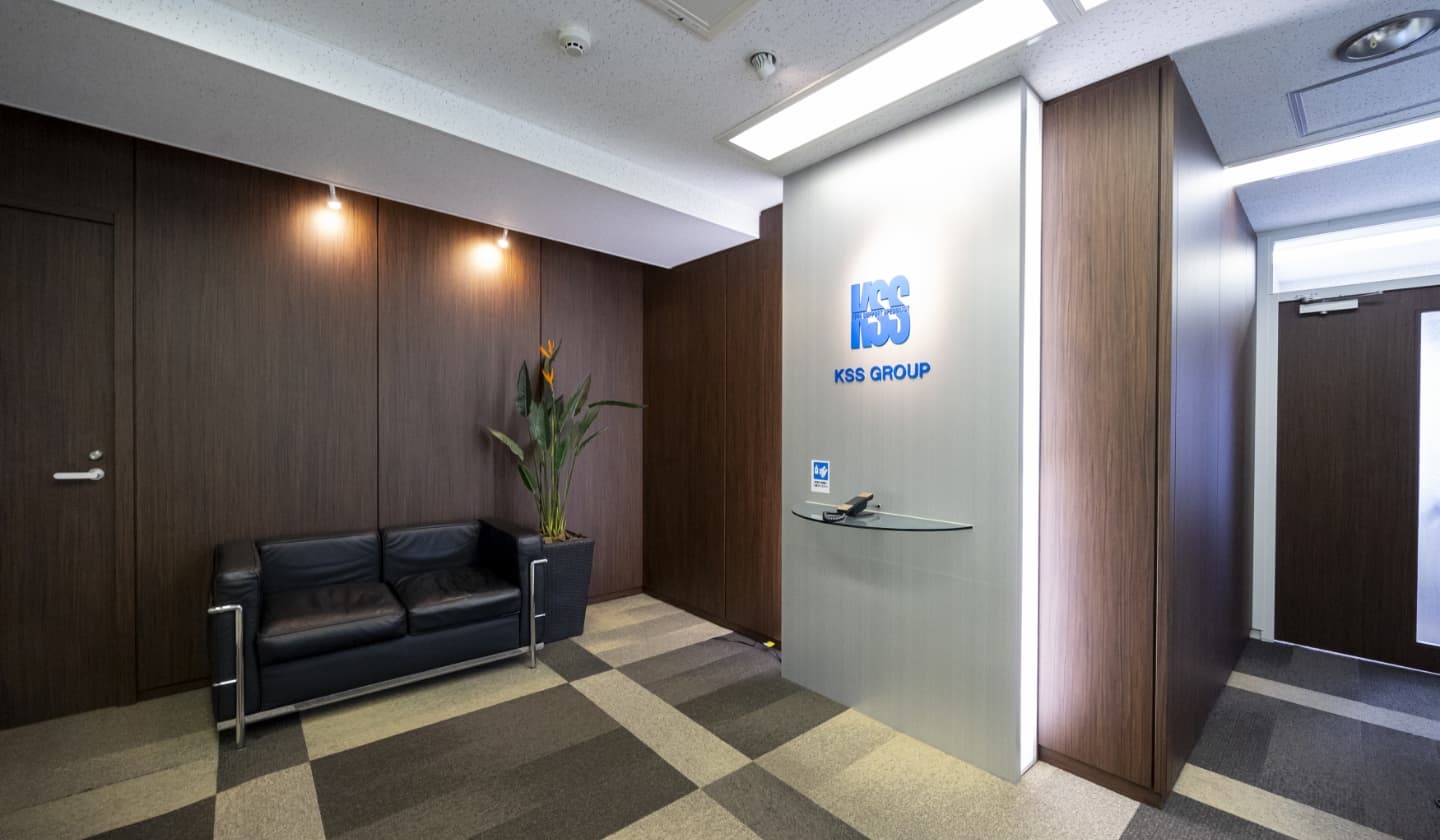 経理サポートスタッフの本社入口