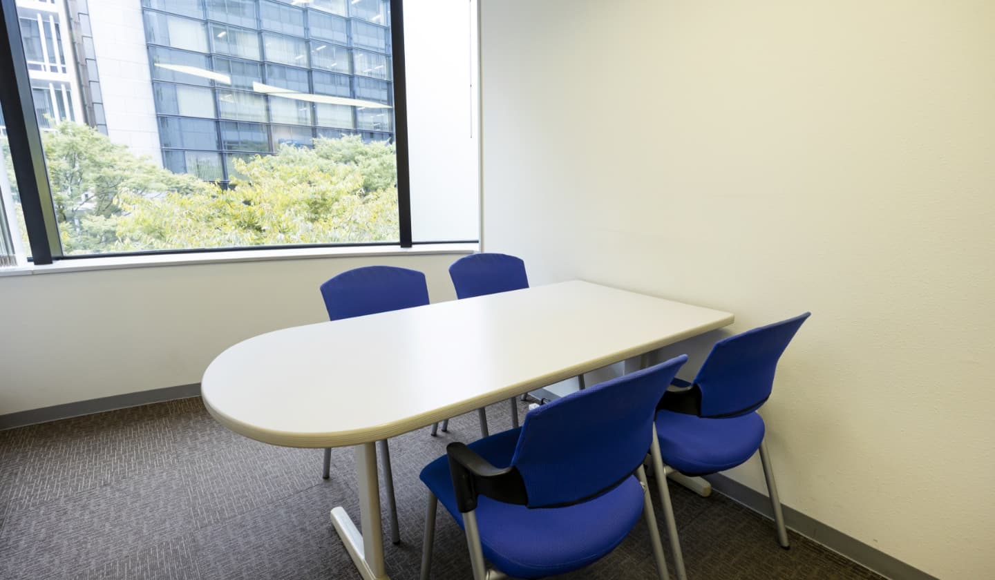 経理サポートスタッフの本社にある会議室①