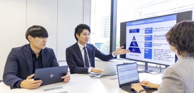 求職者とカジュアル面談を行う社員の様子