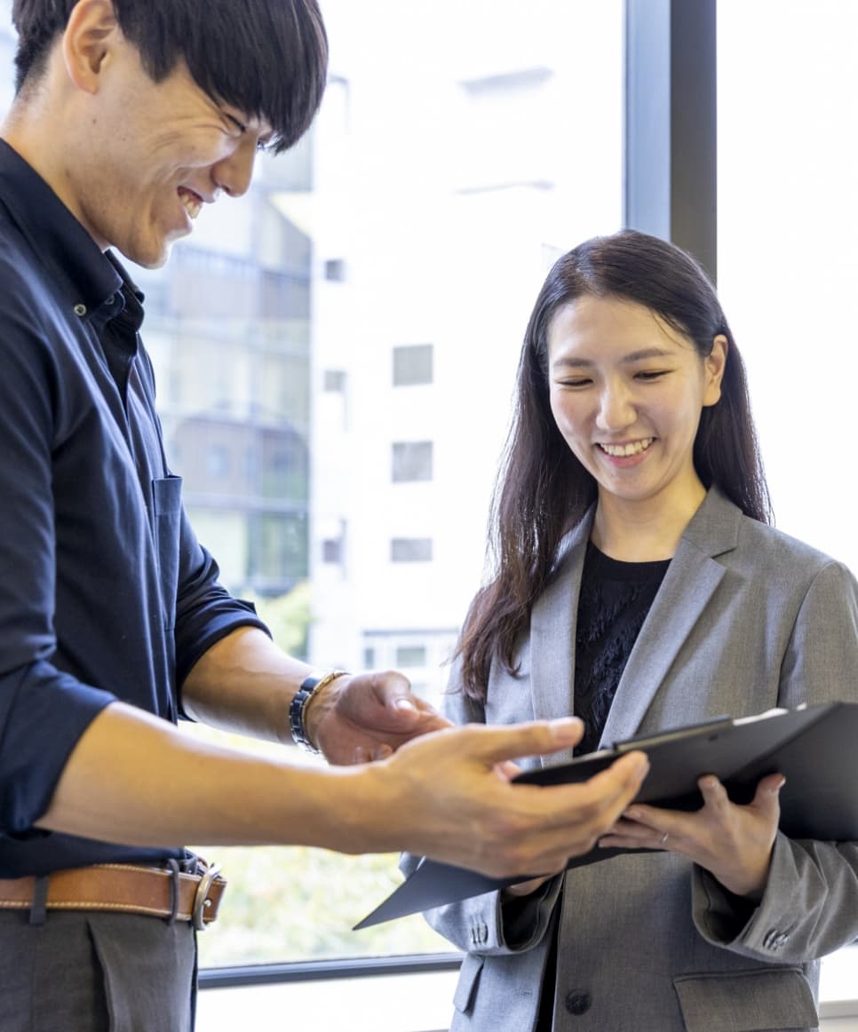 笑顔で会話をするアドバイザー