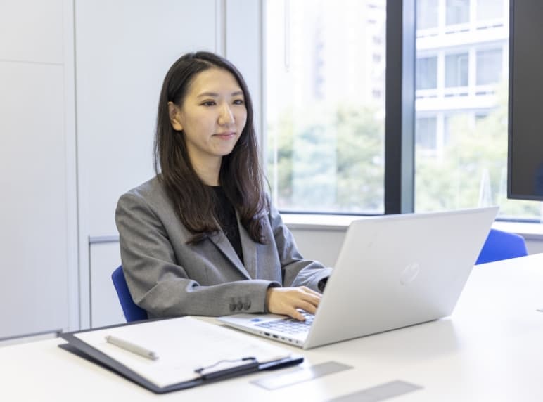 パソコンに向かって仕事をするアドバイザー