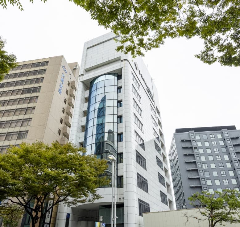 経理サポートスタッフの本社が入るビルの外観