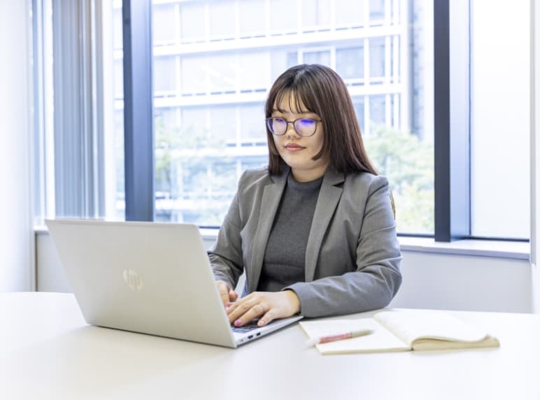 パソコンに向かって仕事をするアシスタント