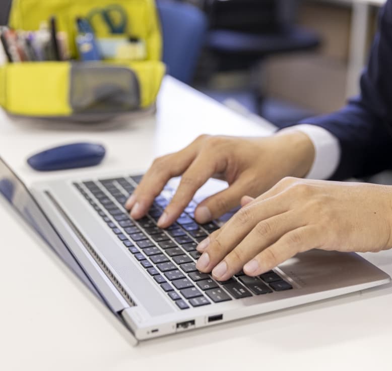 パソコンで作業をする手元