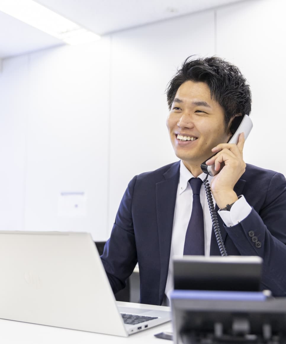 オフィスで電話を取る総務