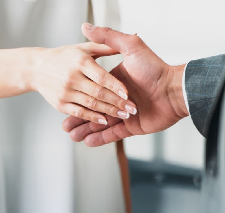 握手を交わす二人の手元
