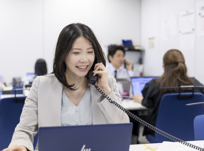 オフィスで電話を取るコンサルタント