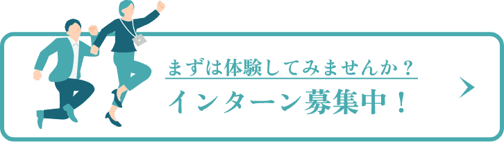 笑顔で雑談をする4名の社員