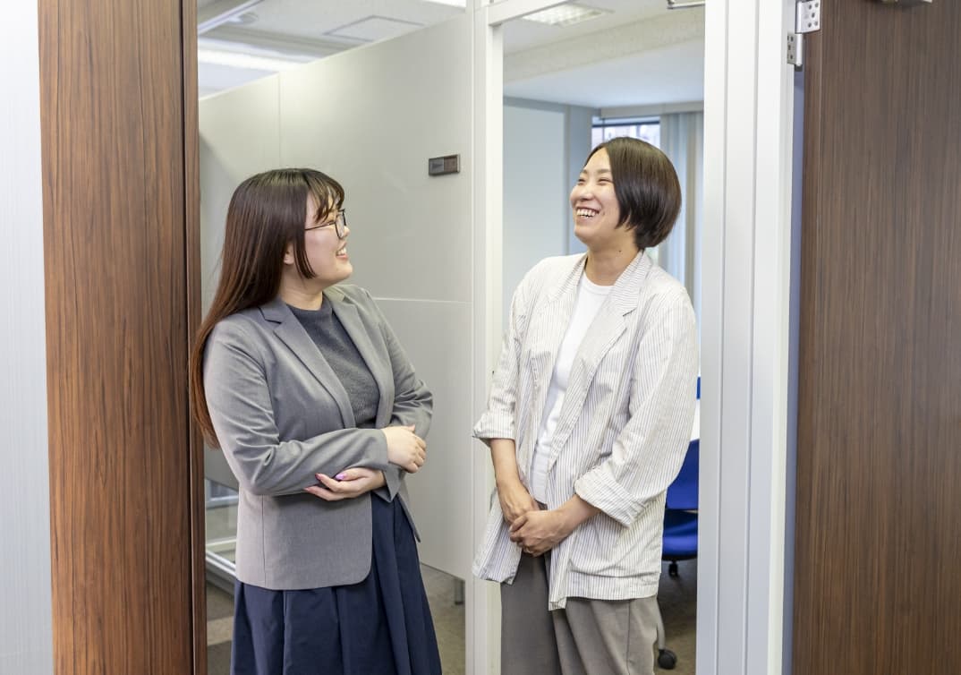 笑顔で雑談をする2名の女性社員