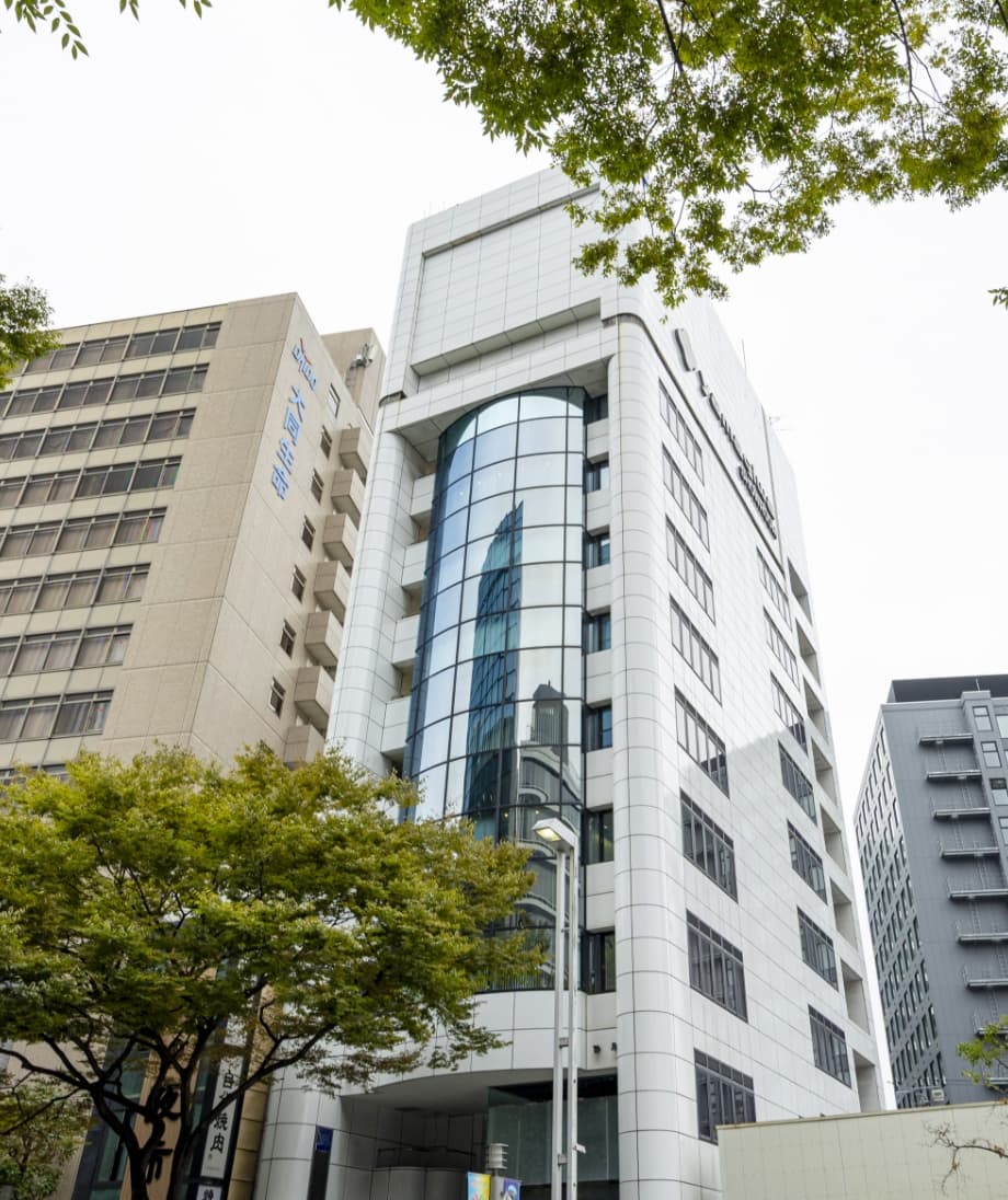 経理サポートスタッフ本社が入るビルの外観
