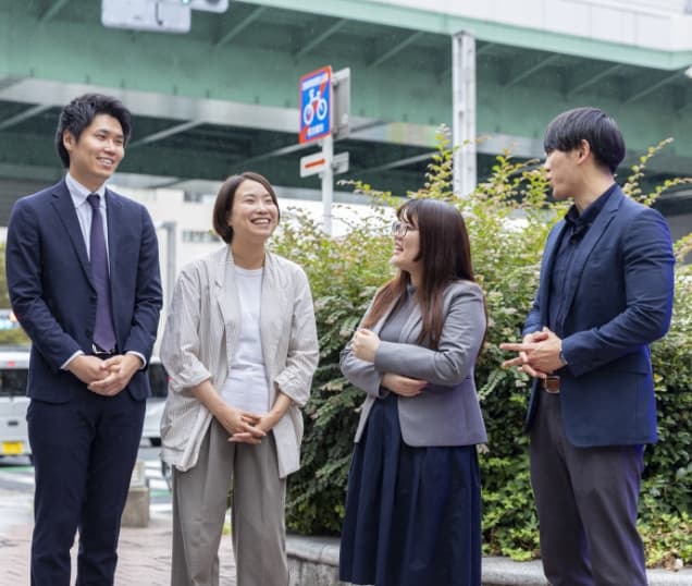 笑顔で会話する4名の社員の様子