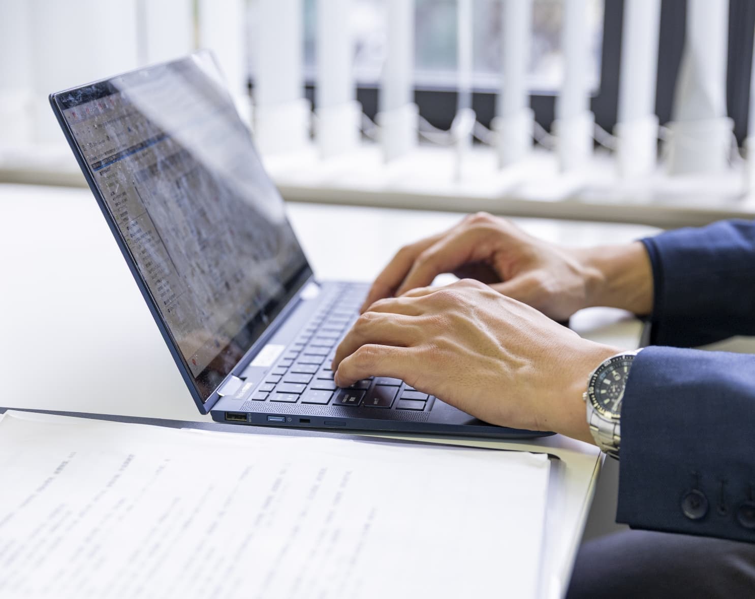 パソコンで作業する社員の手元