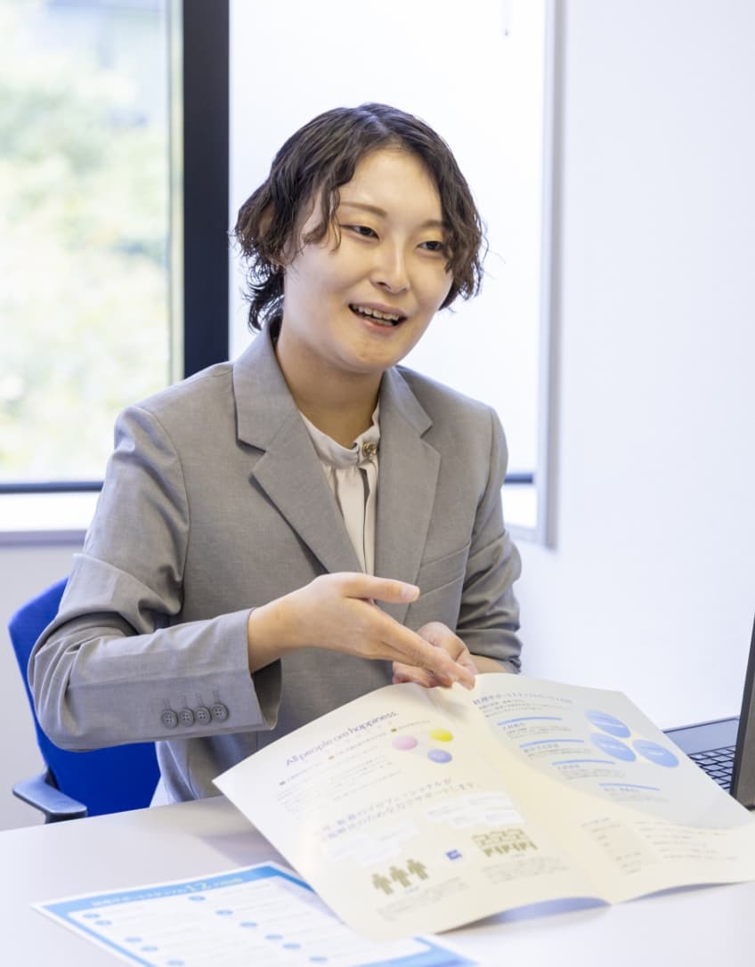 クライアントに説明する社員の様子