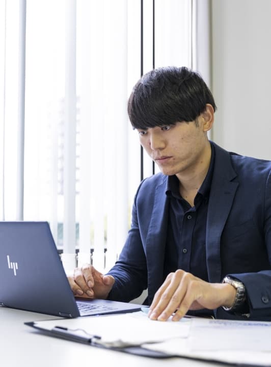 社内業務を行う社員の様子