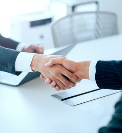求職者と握手を交わす社員の様子