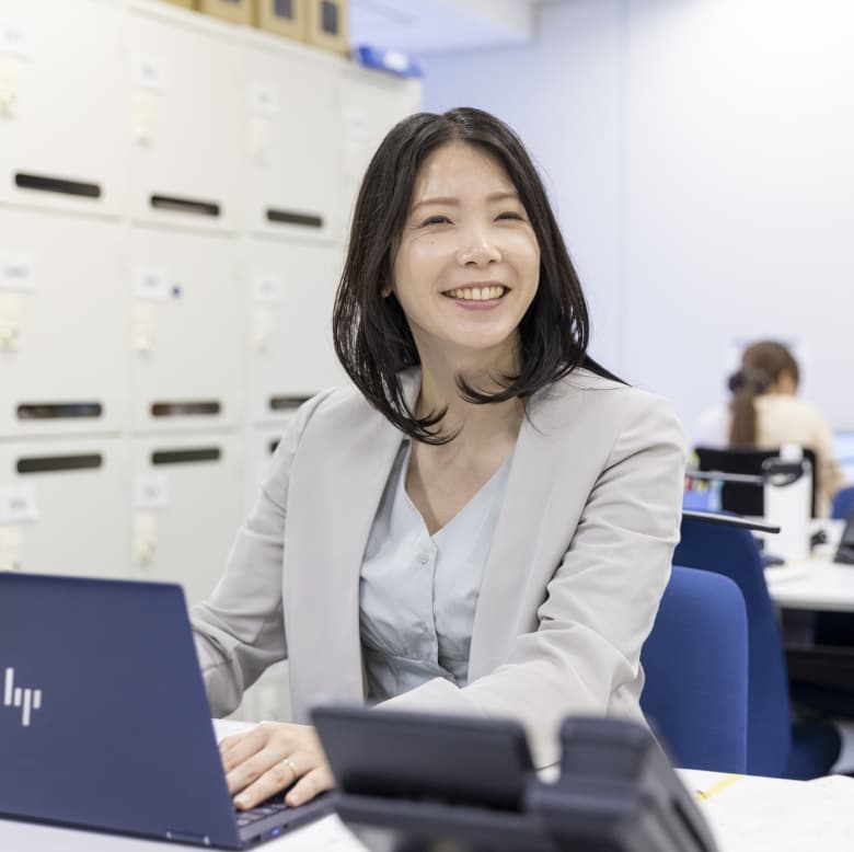 笑顔で仕事をするコンサルタントスタッフ