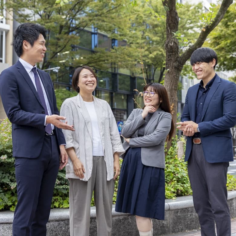 笑顔で雑談を交わす4名の社員