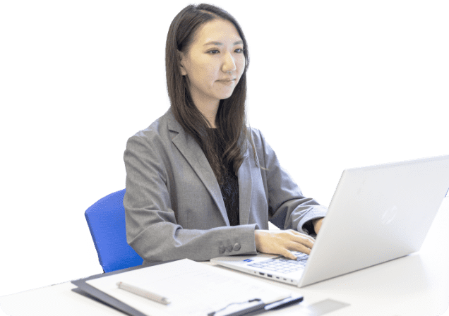 パソコンに向かって仕事をする社員の様子